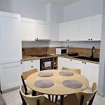 Aurora Qerret גולם