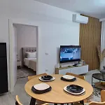 Aurora Qerret דירה גולם