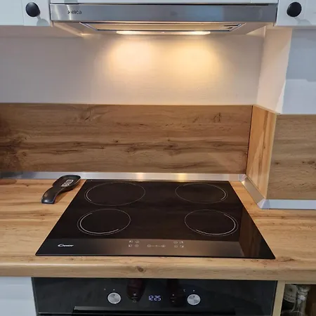 Aurora Qerret شقة